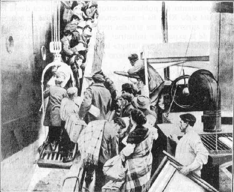 Foto donde se ve la escalerilla del barco y gente subiendo por ella cargados con  mantas y otros enseres.